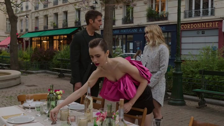 Emily_in_Paris_S02E03_WEBRip_x264-ION10_1953.jpg