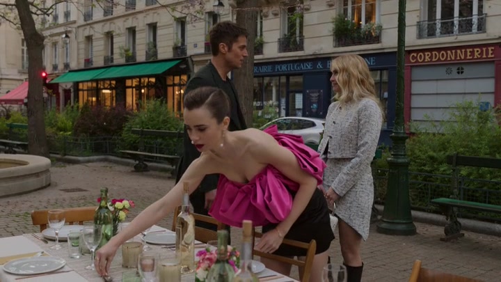 Emily_in_Paris_S02E03_WEBRip_x264-ION10_1954.jpg