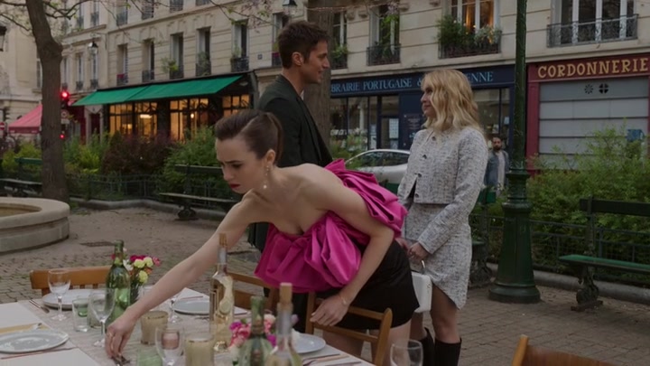 Emily_in_Paris_S02E03_WEBRip_x264-ION10_1955.jpg