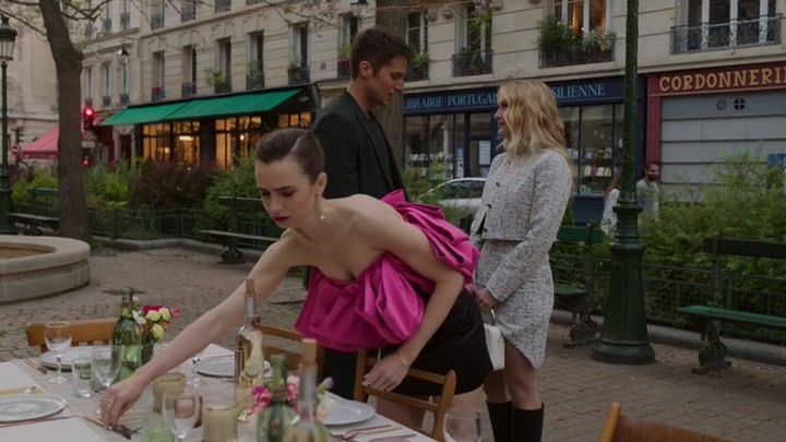 Emily_in_Paris_S02E03_WEBRip_x264-ION10_1956.jpg