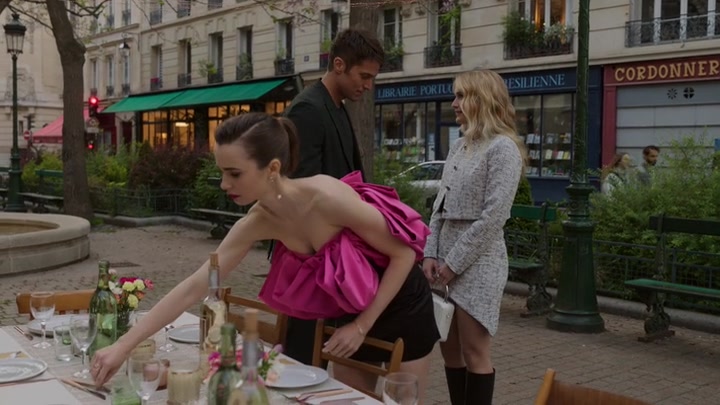 Emily_in_Paris_S02E03_WEBRip_x264-ION10_1957.jpg