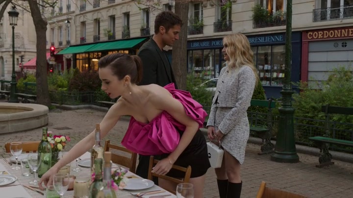 Emily_in_Paris_S02E03_WEBRip_x264-ION10_1958.jpg