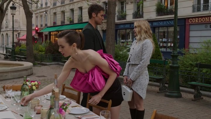 Emily_in_Paris_S02E03_WEBRip_x264-ION10_1959.jpg