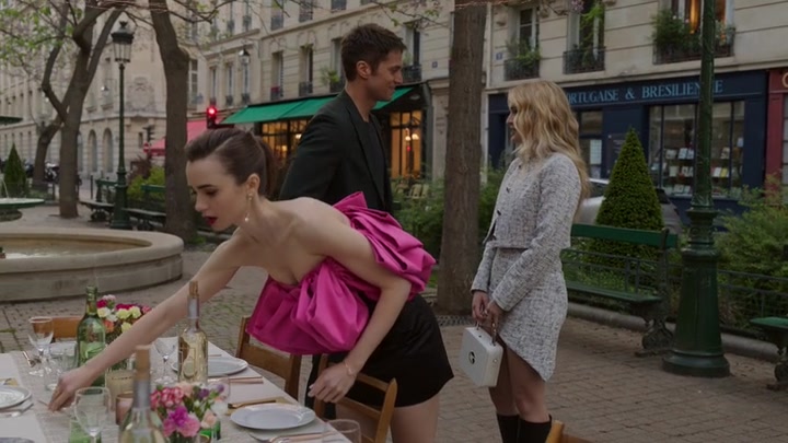 Emily_in_Paris_S02E03_WEBRip_x264-ION10_1962.jpg