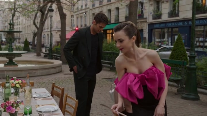 Emily_in_Paris_S02E03_WEBRip_x264-ION10_1967.jpg