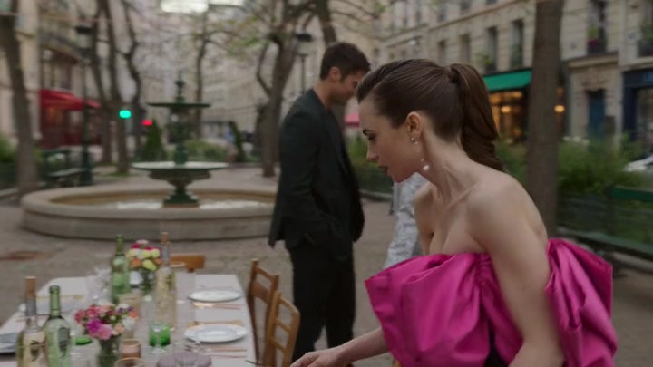 Emily_in_Paris_S02E03_WEBRip_x264-ION10_1969.jpg