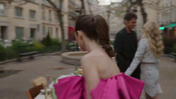 Emily_in_Paris_S02E03_WEBRip_x264-ION10_1970.jpg
