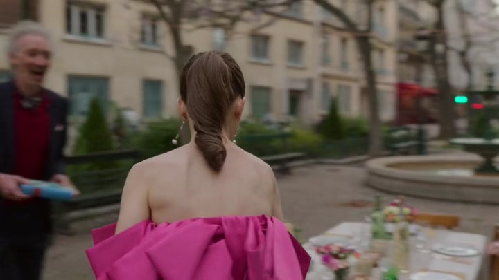 Emily_in_Paris_S02E03_WEBRip_x264-ION10_1971.jpg