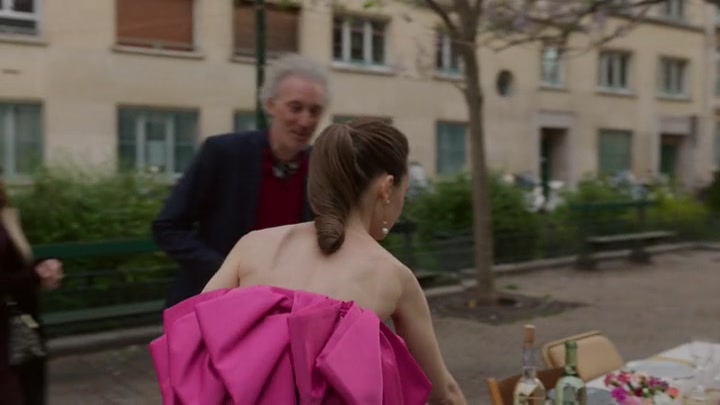 Emily_in_Paris_S02E03_WEBRip_x264-ION10_1972.jpg