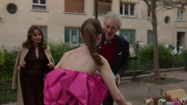 Emily_in_Paris_S02E03_WEBRip_x264-ION10_1973.jpg