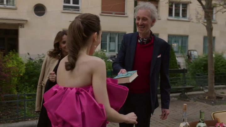Emily_in_Paris_S02E03_WEBRip_x264-ION10_1974.jpg
