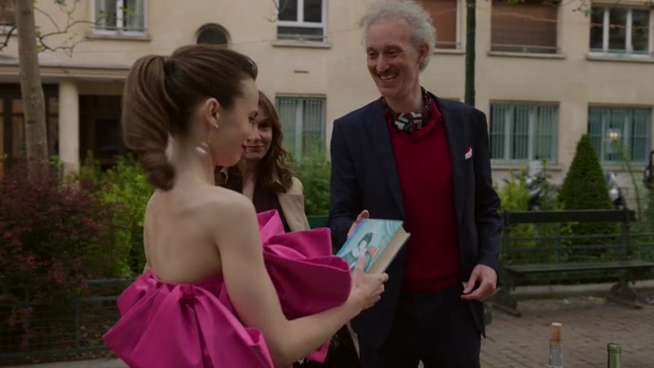 Emily_in_Paris_S02E03_WEBRip_x264-ION10_1976.jpg