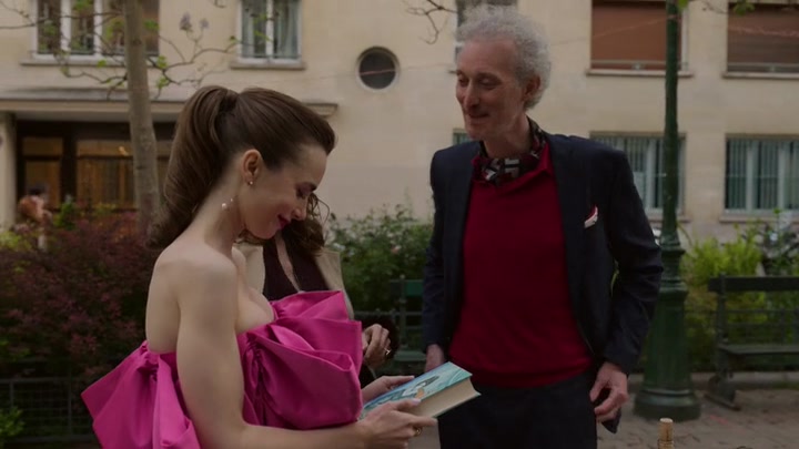 Emily_in_Paris_S02E03_WEBRip_x264-ION10_1979.jpg