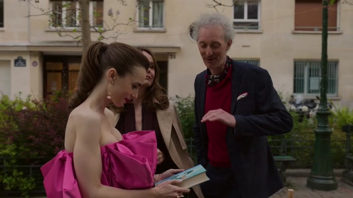 Emily_in_Paris_S02E03_WEBRip_x264-ION10_1981.jpg