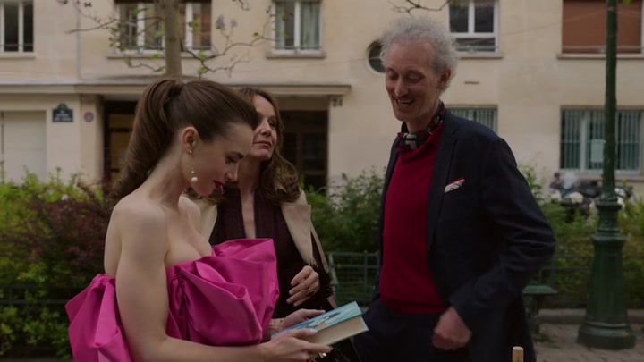 Emily_in_Paris_S02E03_WEBRip_x264-ION10_1982.jpg