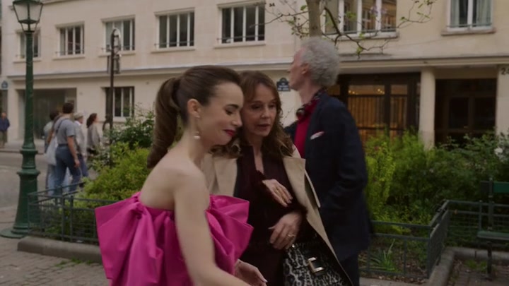 Emily_in_Paris_S02E03_WEBRip_x264-ION10_2004.jpg