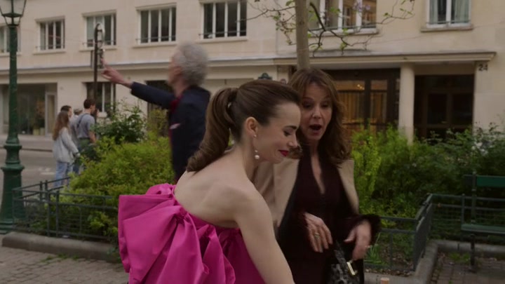 Emily_in_Paris_S02E03_WEBRip_x264-ION10_2005.jpg