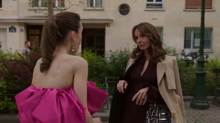 Emily_in_Paris_S02E03_WEBRip_x264-ION10_2011.jpg
