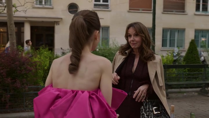 Emily_in_Paris_S02E03_WEBRip_x264-ION10_2014.jpg