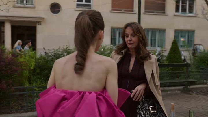 Emily_in_Paris_S02E03_WEBRip_x264-ION10_2015.jpg