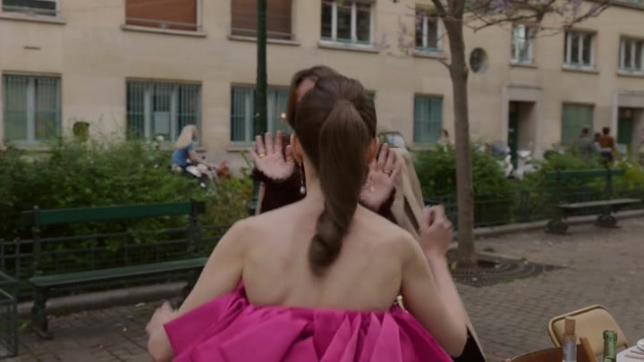 Emily_in_Paris_S02E03_WEBRip_x264-ION10_2019.jpg