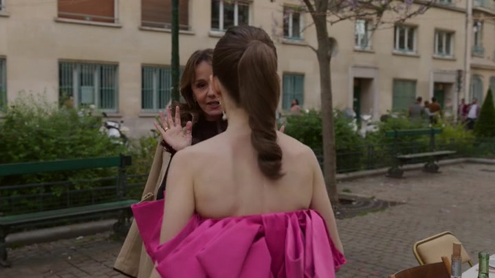 Emily_in_Paris_S02E03_WEBRip_x264-ION10_2020.jpg