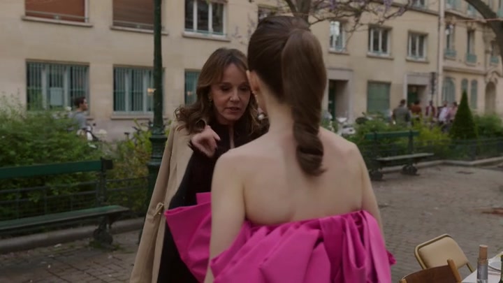 Emily_in_Paris_S02E03_WEBRip_x264-ION10_2021.jpg