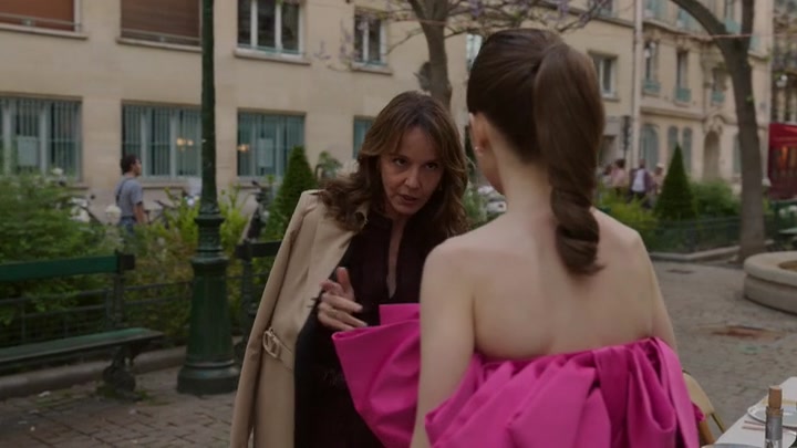 Emily_in_Paris_S02E03_WEBRip_x264-ION10_2022.jpg