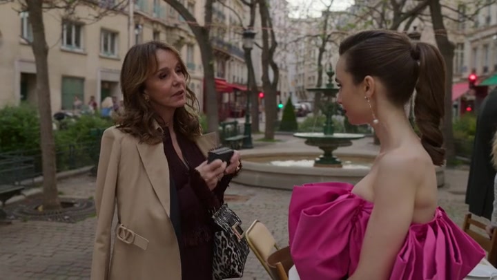 Emily_in_Paris_S02E03_WEBRip_x264-ION10_2028.jpg