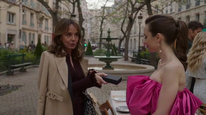 Emily_in_Paris_S02E03_WEBRip_x264-ION10_2030.jpg
