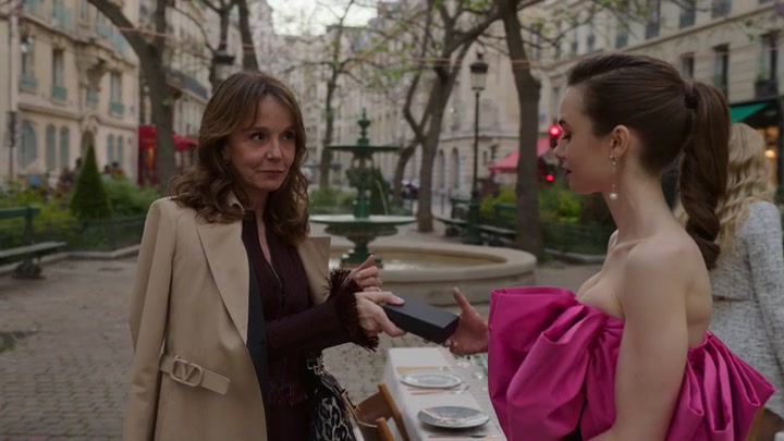 Emily_in_Paris_S02E03_WEBRip_x264-ION10_2031.jpg