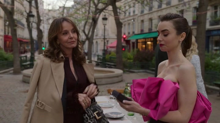 Emily_in_Paris_S02E03_WEBRip_x264-ION10_2033.jpg