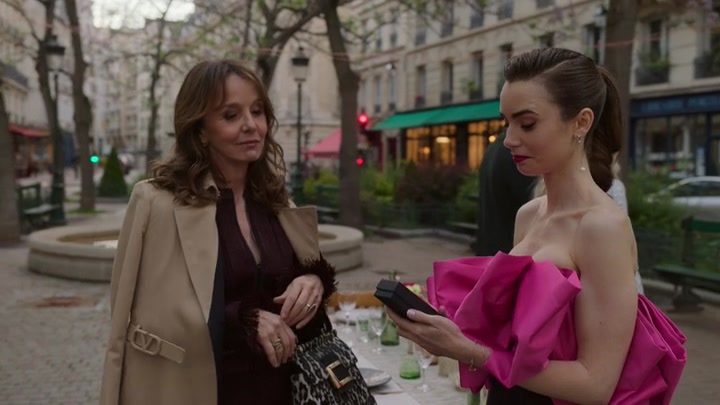 Emily_in_Paris_S02E03_WEBRip_x264-ION10_2034.jpg