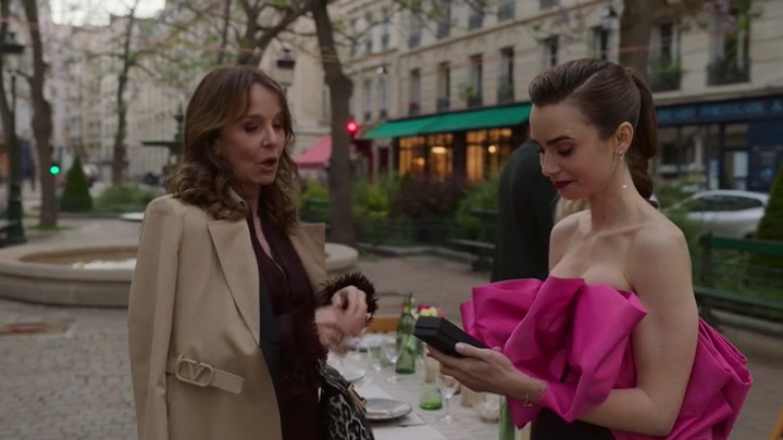 Emily_in_Paris_S02E03_WEBRip_x264-ION10_2035.jpg