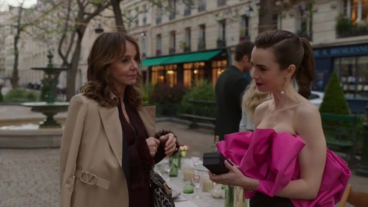 Emily_in_Paris_S02E03_WEBRip_x264-ION10_2037.jpg