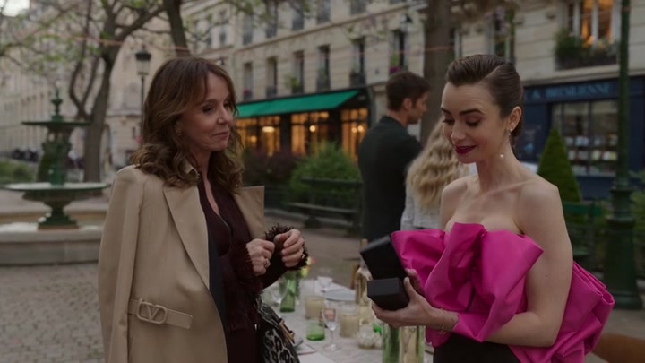 Emily_in_Paris_S02E03_WEBRip_x264-ION10_2038.jpg