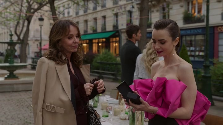 Emily_in_Paris_S02E03_WEBRip_x264-ION10_2039.jpg