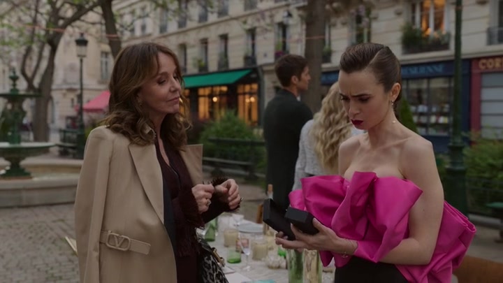 Emily_in_Paris_S02E03_WEBRip_x264-ION10_2040.jpg