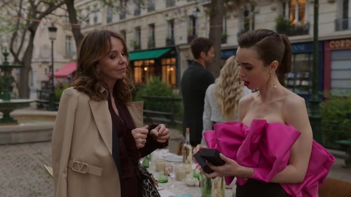 Emily_in_Paris_S02E03_WEBRip_x264-ION10_2041.jpg