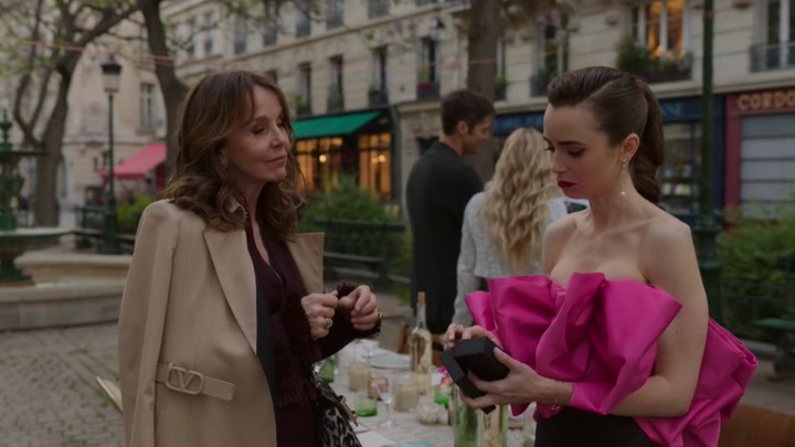 Emily_in_Paris_S02E03_WEBRip_x264-ION10_2042.jpg