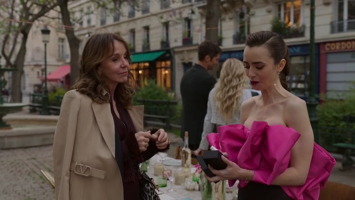 Emily_in_Paris_S02E03_WEBRip_x264-ION10_2043.jpg