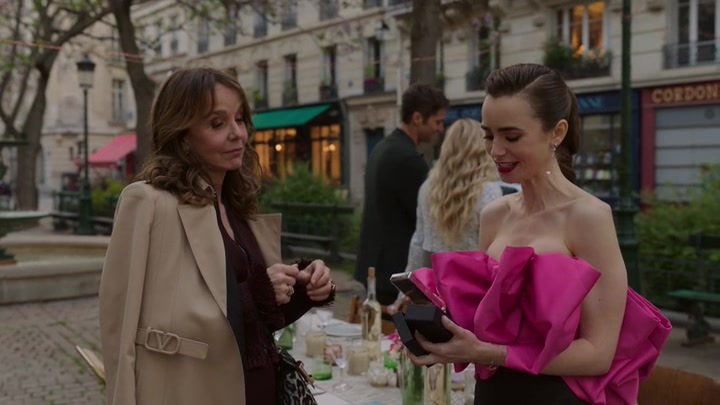 Emily_in_Paris_S02E03_WEBRip_x264-ION10_2044.jpg