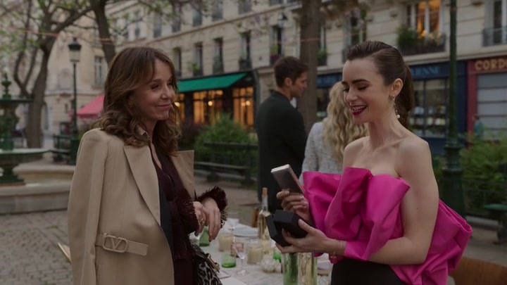 Emily_in_Paris_S02E03_WEBRip_x264-ION10_2046.jpg