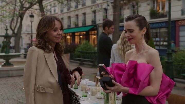 Emily_in_Paris_S02E03_WEBRip_x264-ION10_2047.jpg