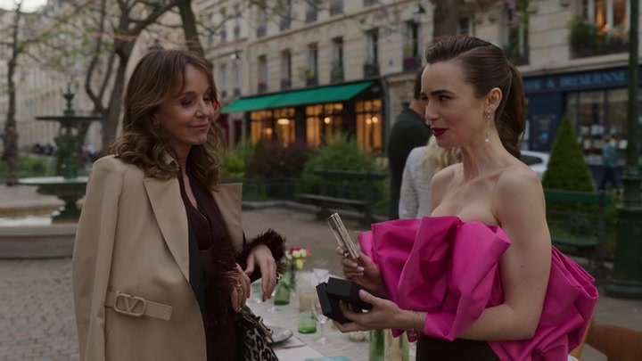 Emily_in_Paris_S02E03_WEBRip_x264-ION10_2049.jpg