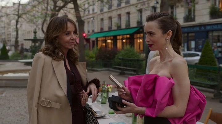 Emily_in_Paris_S02E03_WEBRip_x264-ION10_2050.jpg