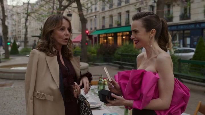 Emily_in_Paris_S02E03_WEBRip_x264-ION10_2051.jpg