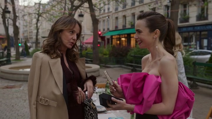 Emily_in_Paris_S02E03_WEBRip_x264-ION10_2052.jpg