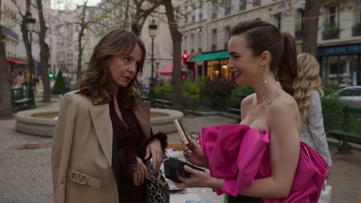 Emily_in_Paris_S02E03_WEBRip_x264-ION10_2053.jpg
