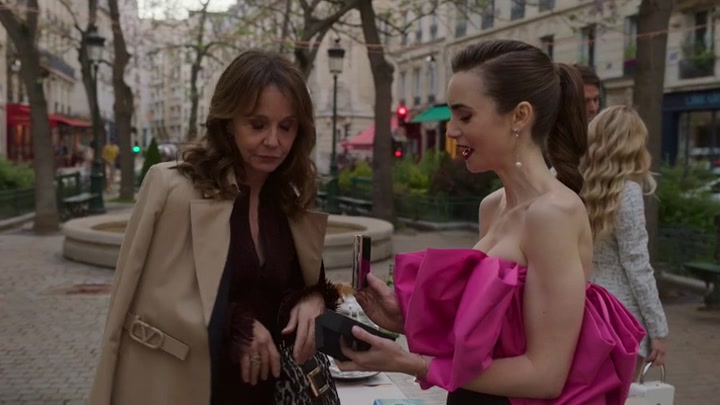 Emily_in_Paris_S02E03_WEBRip_x264-ION10_2054.jpg